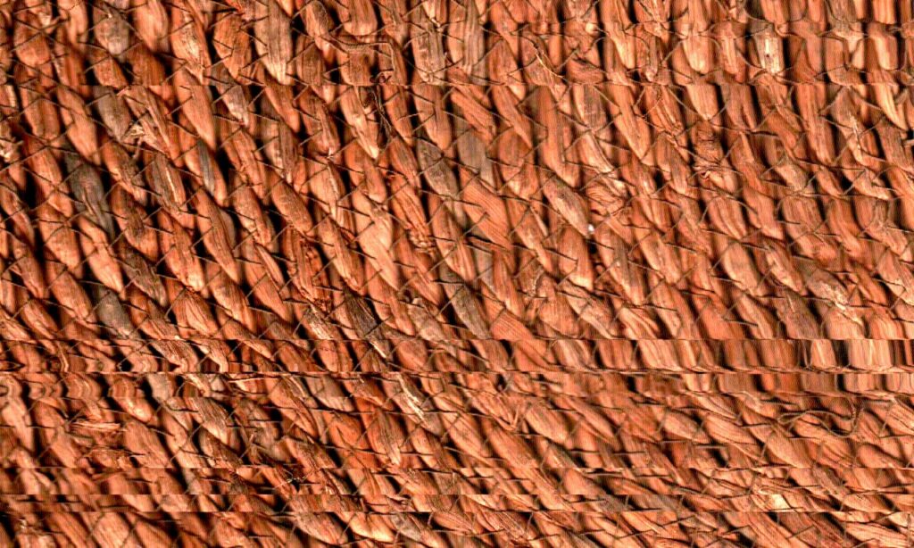 Una trama ocre repite su relieve y se desplaza en la línea de la pasada.