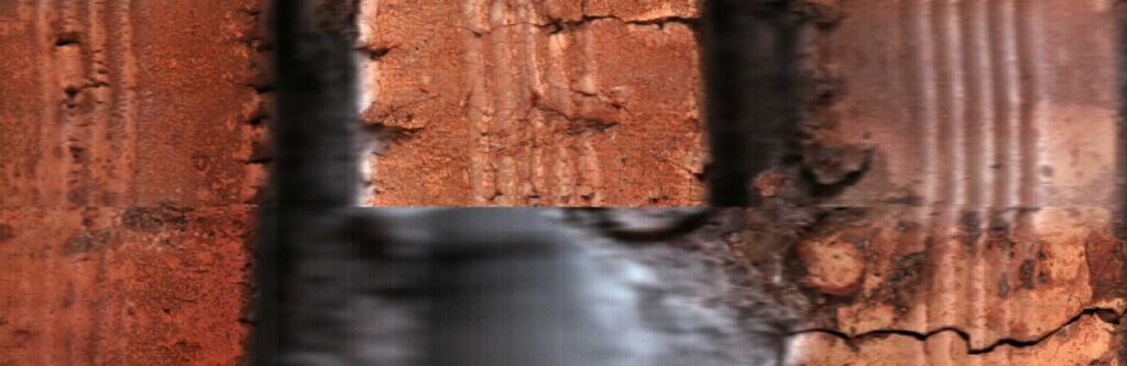 bloques rojizos y zonas negras se estiran al atravesar el relieve.