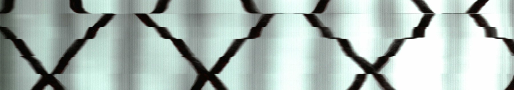 Una malla oscura dibuja rombos frente a un fondo claro con bandas de movimiento.