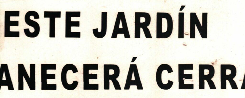 Letras negras sobre fondo claro conservan un fragmento de una indicación de cierre.