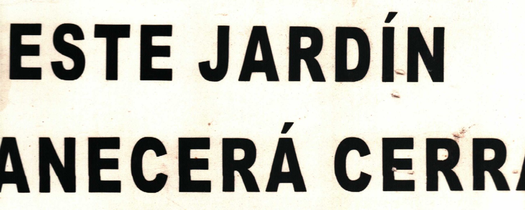 Letras negras sobre fondo claro conservan un fragmento de una indicación de cierre.