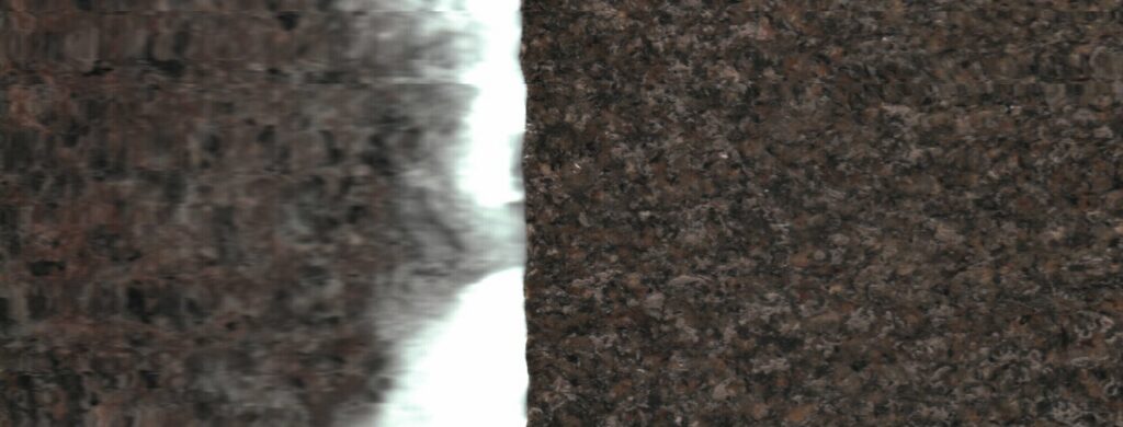Una franja blanca divide dos zonas de textura oscura y granular.