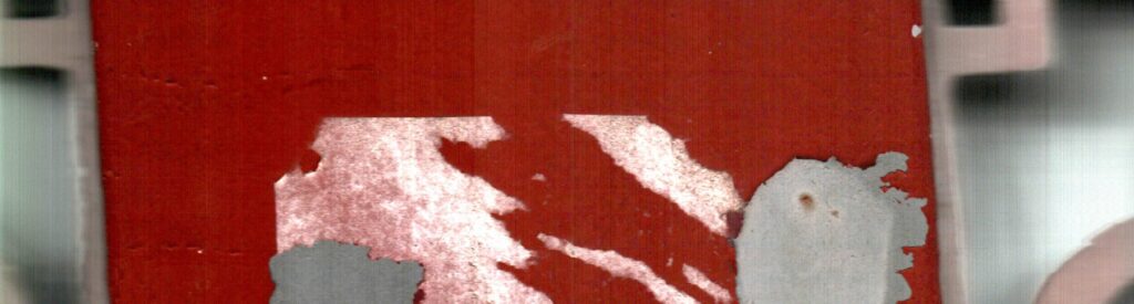 Dos pérdidas claras y grises interrumpen una capa roja.