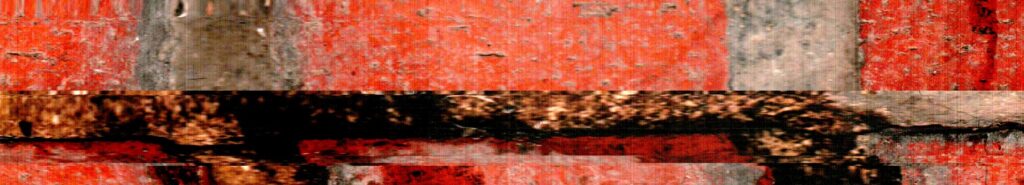 Una línea oscura y ocre recorre el pie de una superficie roja de juntas claras.
