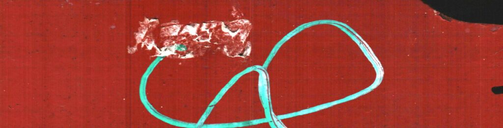 Un trazo turquesa se enlaza sobre una superficie roja marcada por restos claros.