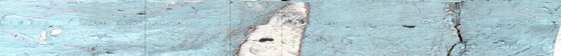 Una grieta y una pérdida clara rompen la continuidad de una superficie azul.