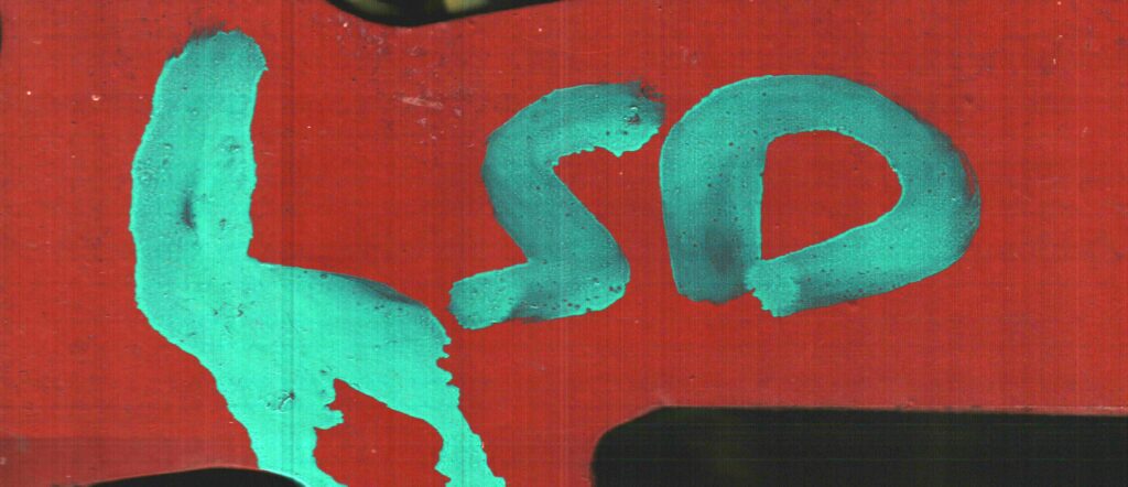 Las letras LSD, pintadas en verde, ocupan una superficie roja.