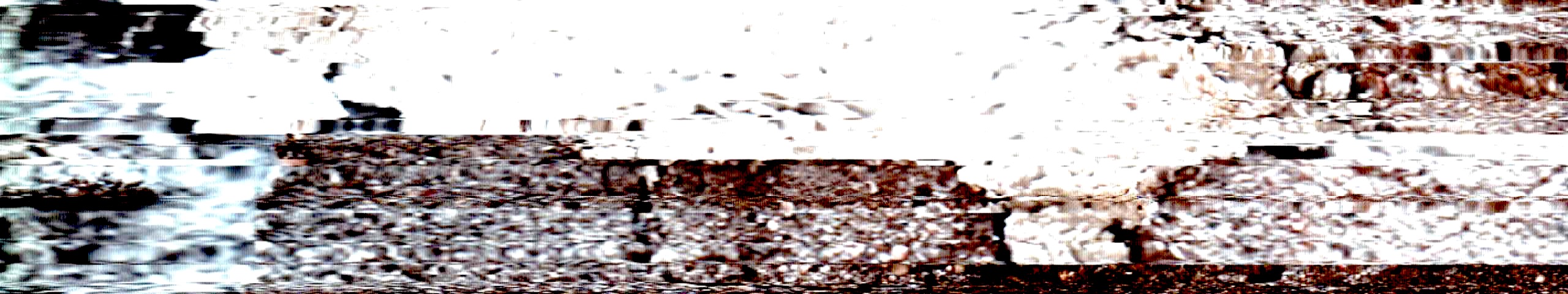 franjas blancas y oscuras desplazan la textura en escalones y convierten la pasada en parte de la imagen.